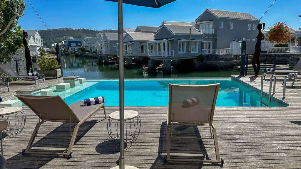 The rim-flow pool with canal views over Thesen Island with sun loungers