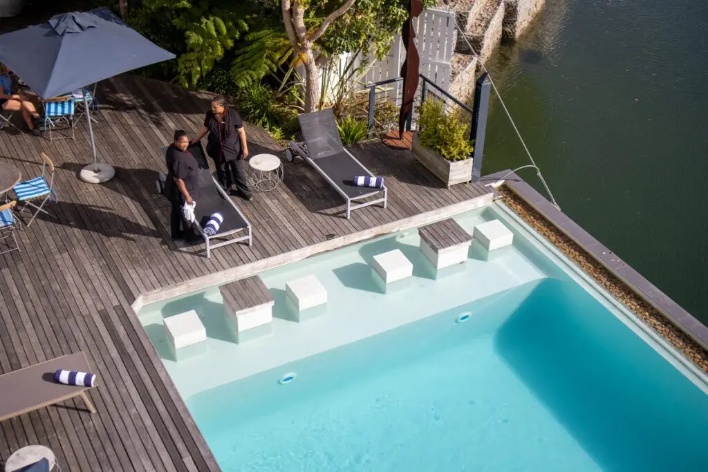 The rim-flow pool with canal views over Thesen Island