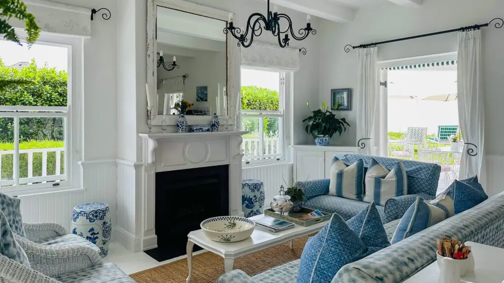 The exquisitely decorated lounge in blue and white in Colonial style
