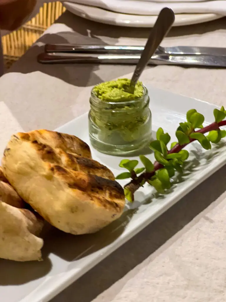 Spekboom hummus on rooster broodjies