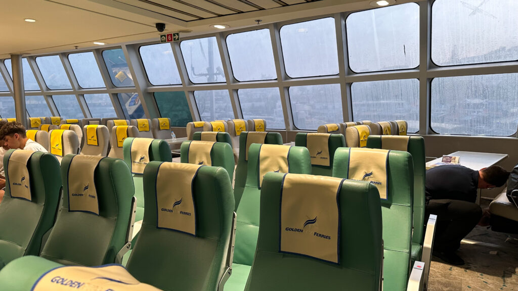 Sitzplätze auf griechischer Fähre. Seating area on Greek ferry