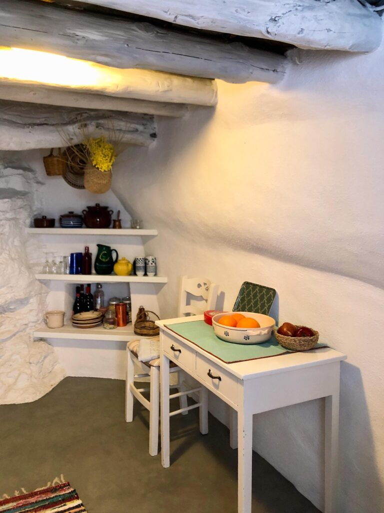 A little kitchen in a cottage on Andros. Küche Ferienhaus auf Andros