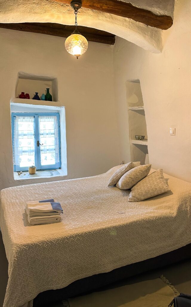 bedroom in Greek villa on Andros. Schlafzimmer Ferienhaus auf Andros
