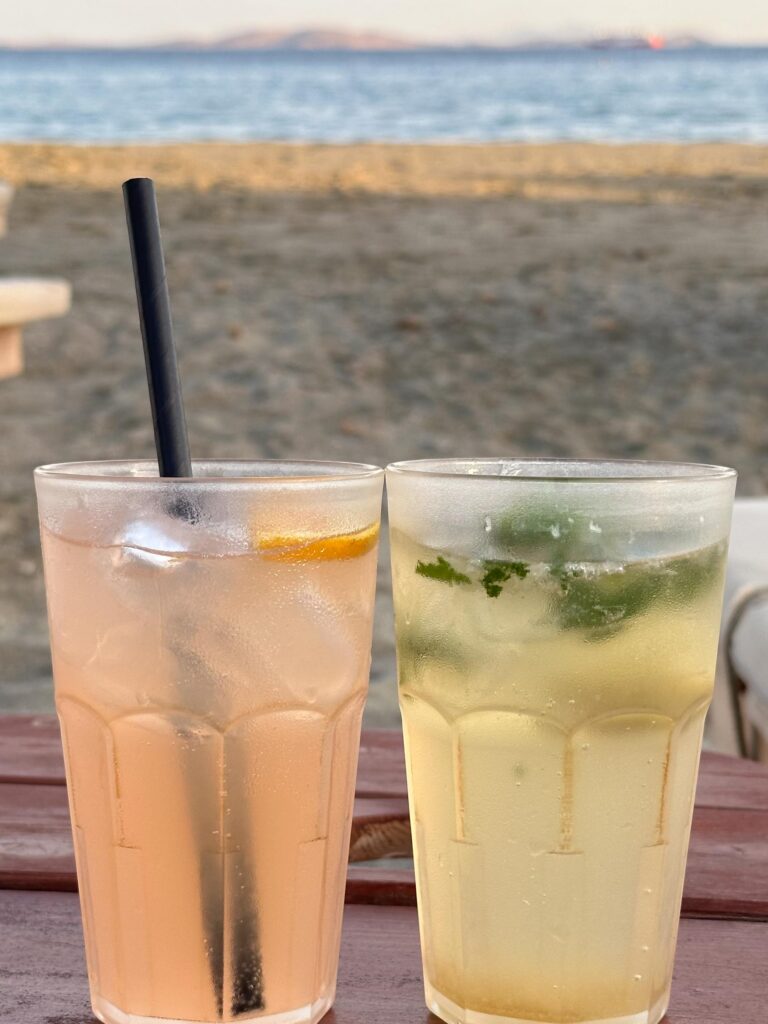 cocktails at beach. Cocktails am Strand