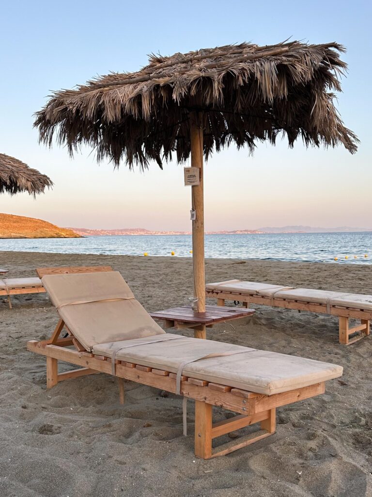 beach with sunbeds on Tinos. Strand mit Sonnenliege auf Tinos
