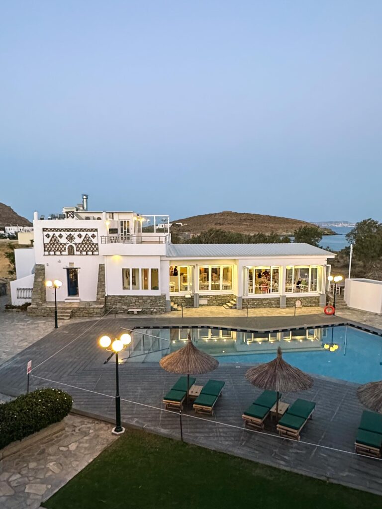 swimming pool of the family-friendly resort Akti Aegeou. Der Pool des familienfreundlichen Resorts auf Tinos