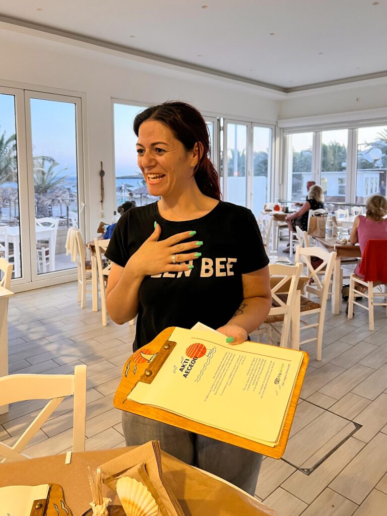 Restaurant waitress Aktio Aegeous, family-friendly resort Tinos. Familienfreundliches Resort
