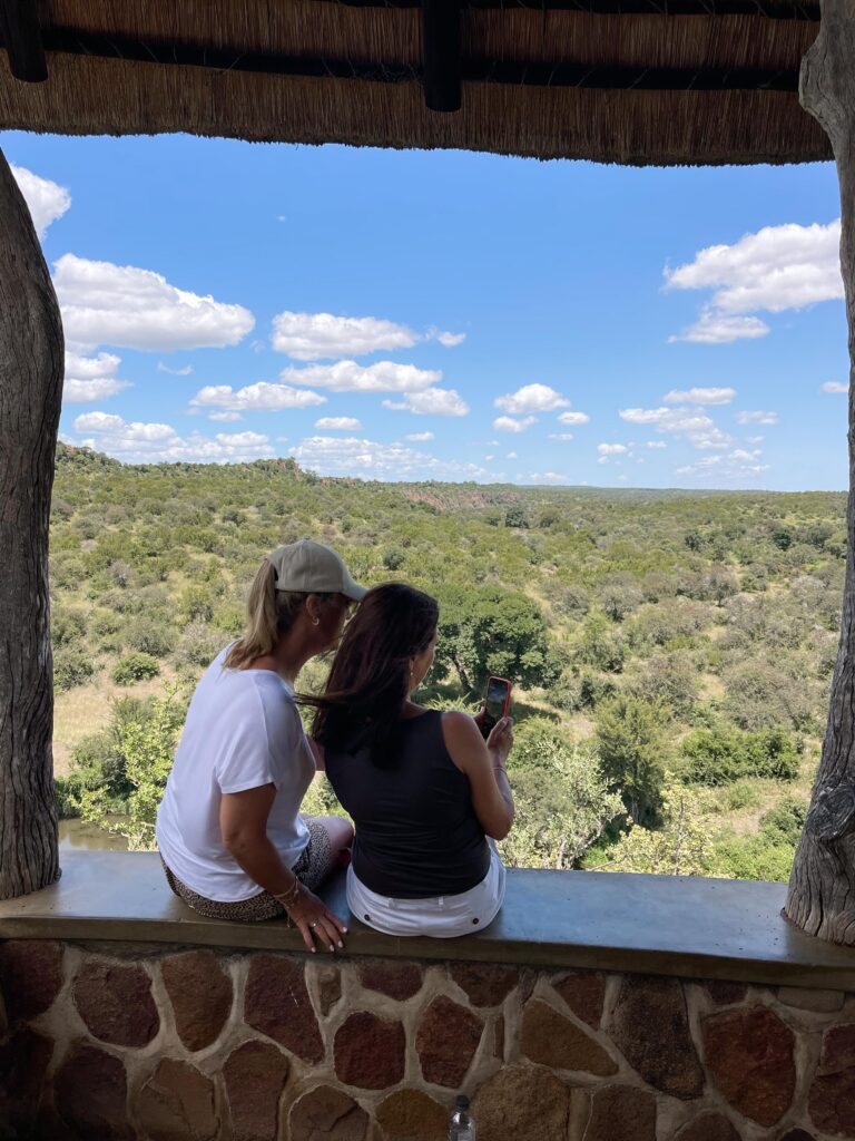 Two women in Kruger Park. Group tour South Afrika. Gruppentour Südafrika