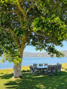 St. James of Knysna, Garden Route, Tisch an Lagune