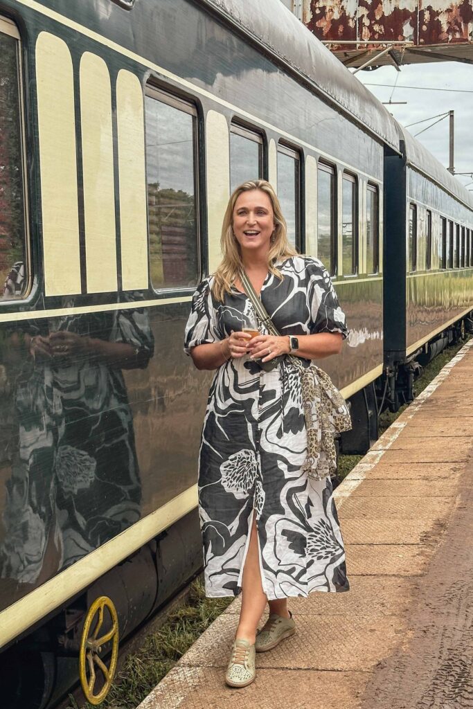 Frau am Zug, Rovos Rail, Luxus Zug Südafrika