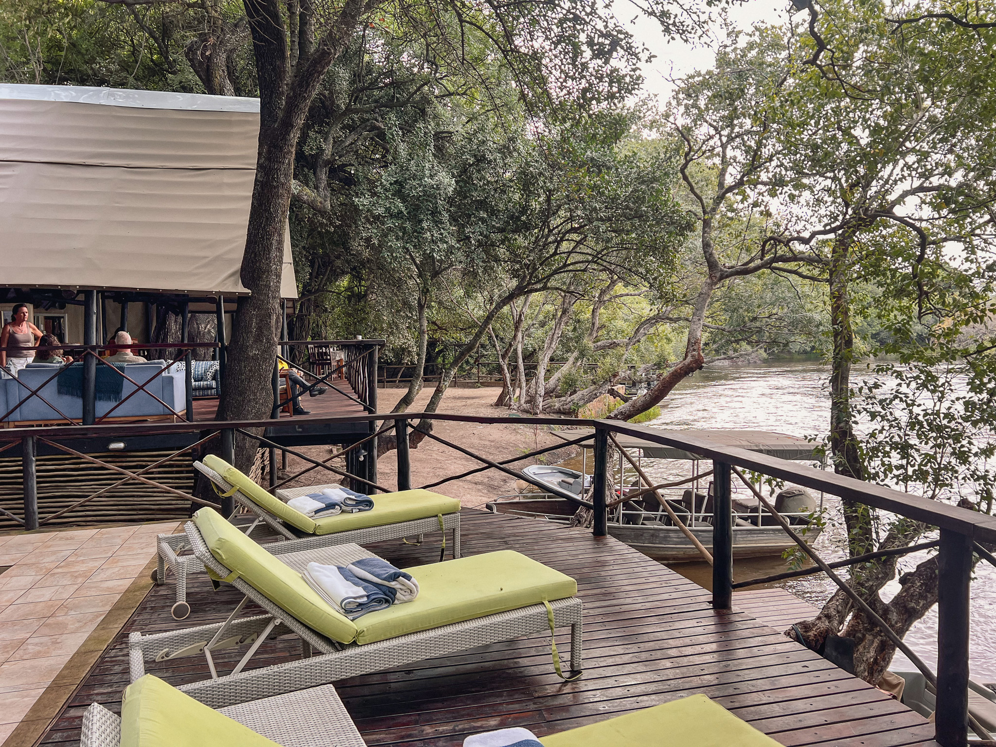 Ichingo Lodge Namibia, sunbeds with river view