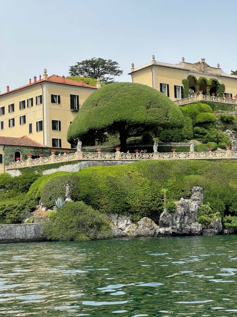 Villa del Balbianello vom Wasser. Villa Balbianello from the water