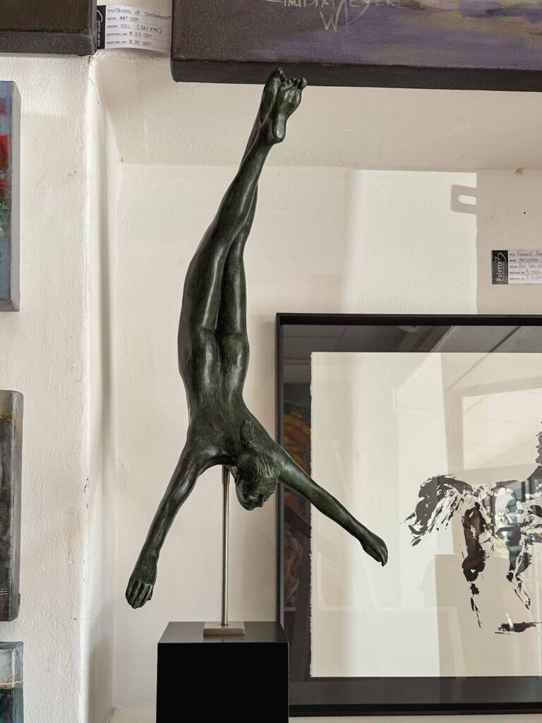 Springer Statue in Franschhoek Kunstagallerie. Diver in Gallery in Franschhoek