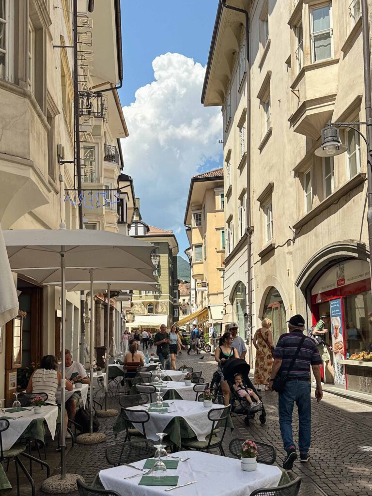 Alley in Bolzano, Italy. Gasse in Bozen, Italien