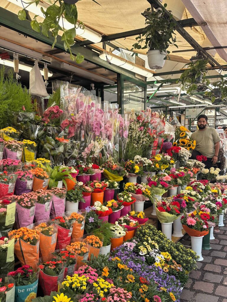 Blumenstand in der Altstadt von Bozen. Flower stand in the old town of Bolzano