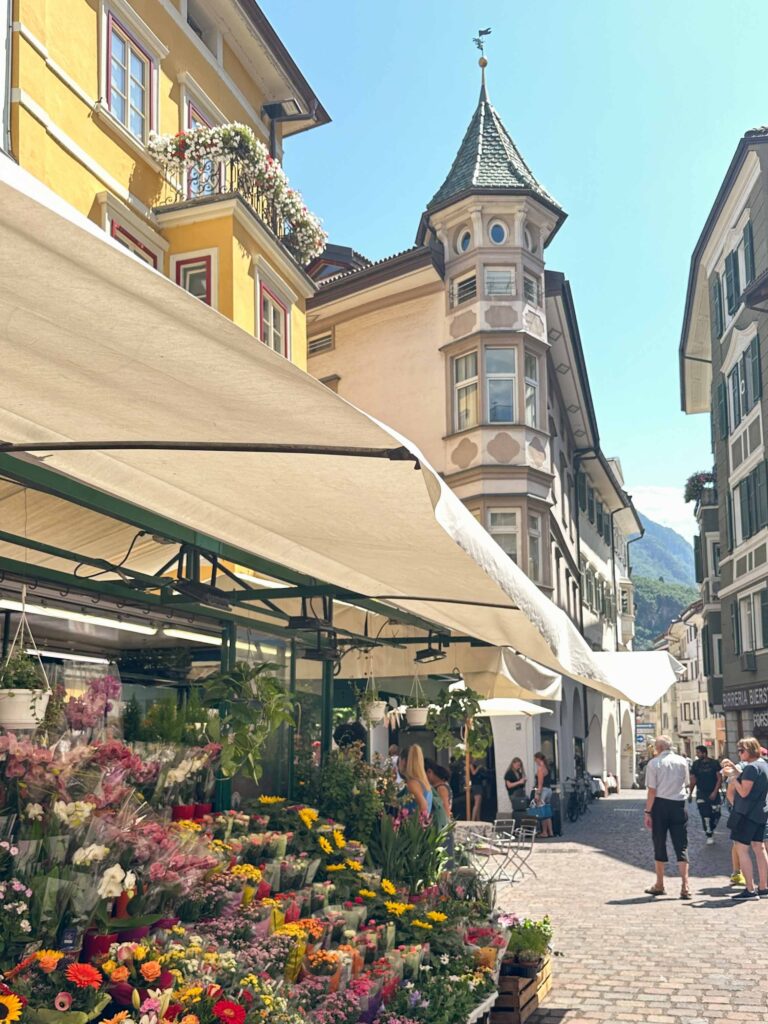 Franziskaner Gasse Bozen mit Blumenstand. Flower stand in Franziskaner Gasse in Bolzano