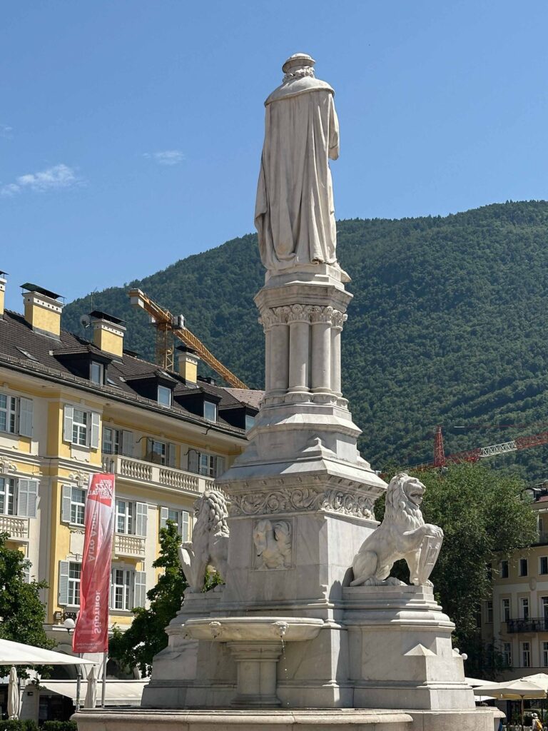 Waltherplatz in Bolzano. Waltherplatz in Bozen. Walther Monument. Walther Statue