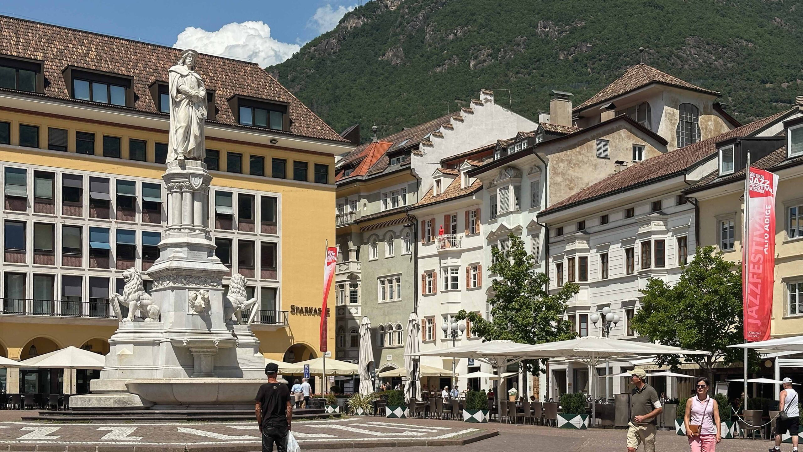 Waltherplatz in Bozen mit Bergen im Hintergrund. Waltherplatz in Bolzano with mountains in the background