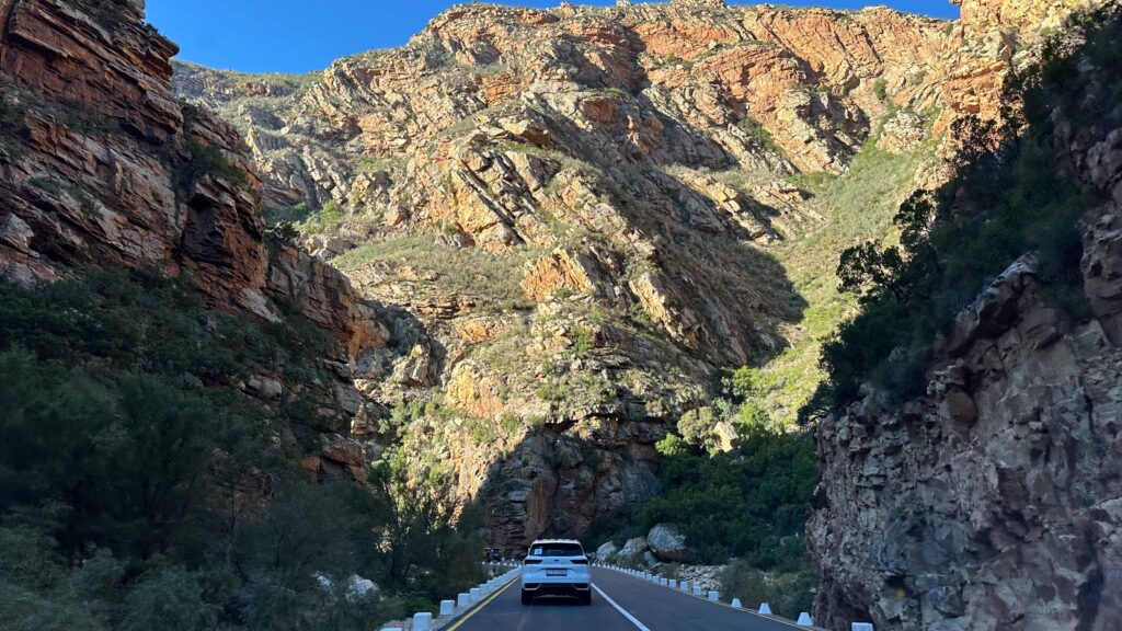 Meiringspoort Pass in der Klein Karoo – rote Sandsteinfelsen und Wasserfälle.
