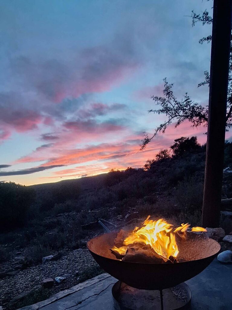 Selbstversorger-Cottage Bobbejaankrans im Touwsberg Game Reserve mit Blick über die Karoo. Fire place at our accomodation in the Touwsberg Private Game Reserve